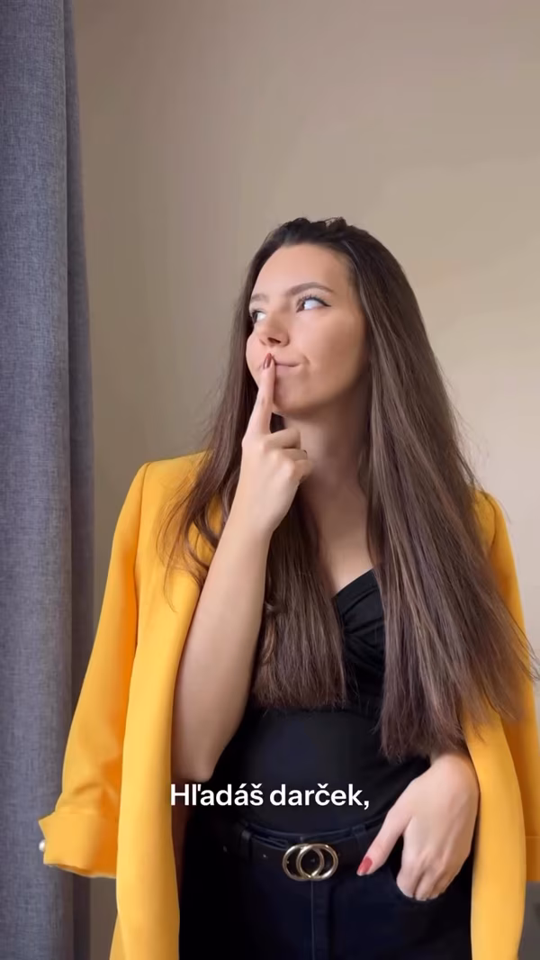 Romi Mináriková | Dievča z kaviarne